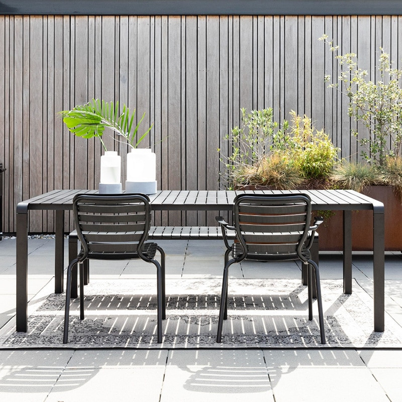 Table de repas extérieur avec chaises Noir/Bois FERET - Univers jardin  Couleur Noir Matière Métal